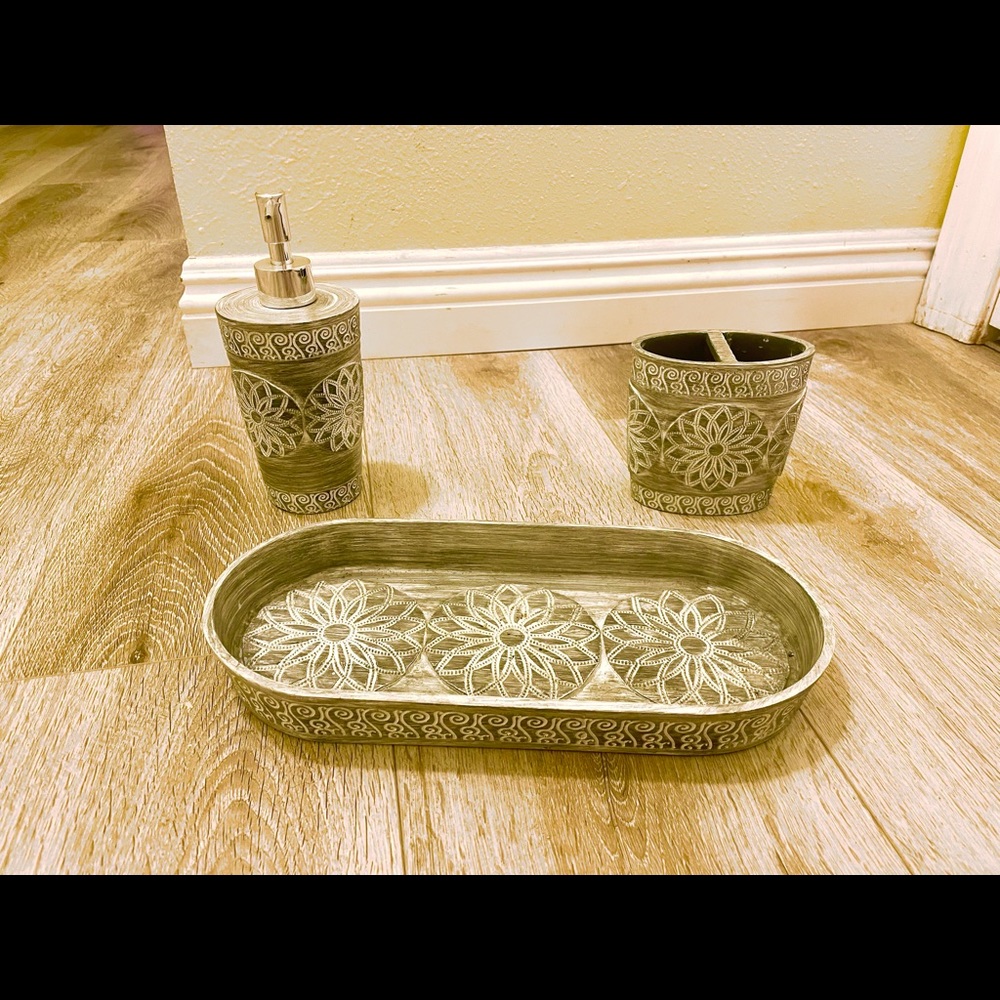 Beautiful 3 piece bathroom accessories.
